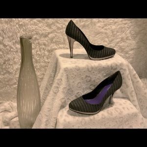 #78  Nine West Gray Pinstriped Pumps Size 10